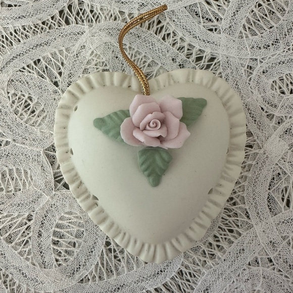 Vintage Enesco Victorian porcelain heart ornament decor with rose - Picture 1 of 3